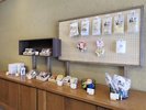 【ロビーラウンジ】ワンちゃん用おやつやおもちゃなどの商品が揃うお土産ショップもございます(一例)