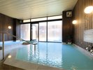 【温泉大浴場】当館から徒歩約 3 分の湯の平湿原にある源泉場に自噴する硫黄泉を引湯しております(一例)
