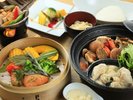 【ライト鍋御膳】八汐鱒と香味野菜のハーブ蒸しや国産鶏の味噌漬け焼きを堪能(一例)