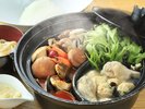 【御膳:逸品】海鮮や鶏つみれをお愉しみいただける赤と白の二色鍋(一例)