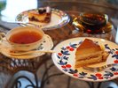 ケーキセット(プリンのタルトケーキ)コーヒー、紅茶かハーブティーのお飲み物が付きます。