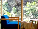 【ロビーラウンジ】滝を眺めながらおしゃべりしたり、本を読んだり…自由にお過ごしいただけます