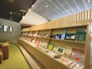 【ロビーラウンジ】様々な本を用意しております。ぜひ手に取ってみてください