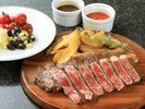 【夕食】国産牛ステーキ付きプランもございます。※写真は4名盛りです。