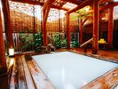 木のぬくもりに包まれ、蔵王の空気を感じる風情ある露天風呂