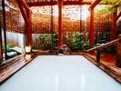 木のぬくもりに包まれ、蔵王の空気を感じる風情ある露天風呂