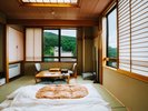 窓の外に蔵王の景色を望む、落ち着いた雰囲気のツイン和室