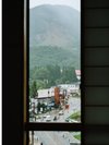 客室の窓越しに望む、蔵王温泉街と緑の山並み。蔵王一の自慢の眺望です。