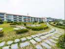 ホテル外観 目の前はコバルトブルーの海!