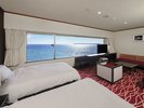 双子島側洋室の一例/目の前にコバルトブルーの海が広がる客室です