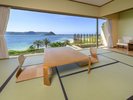 角島大橋側和室の一例/目の前にコバルトブルーの海と角島大橋をのぞむ畳の客室です