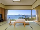 角島大橋側和室の一例/目の前にコバルトブルーの海と角島大橋をのぞむ畳の客室です