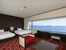 双子島側洋室の一例/目の前にコバルトブルーの海が広がる客室です
