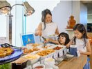 【お子さまビュッフェ】小さなゲストでも手が届く低目のビュッフェボードでお料理お選びいただけます