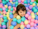 小さなお子さまが自由に楽しめる「わくわくひろば」にはお子さまに大人気の《ボールプール》もございます
