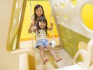 小さなお子さまが安心して楽しめる「わくわくひろば」に設置の《ジャングルジムすべり台》