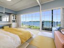 【ベビーフレンドリールーム】窓の向こうにコバルトブルーの海景色が広がります!
