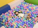 小さなお子さまが安心して楽しめる「わくわくひろば」に設置の《ボールプール》