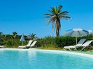 夏オープンのプールはコバルトブルーの海の隣。大人用と子供用とがございます。