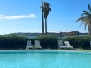 夏オープンのプールはコバルトブルーの海の隣。大人用と子供用とがございます。