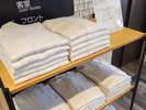 部屋着(ガウン)は1階ロビーの棚からお持ちください。(お部屋にはご用意しておりません。)