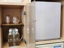 【全室共通】キャビネット(冷蔵庫、グラス、耐熱マグカップ、ケトル、ミネラルウォーターが入っています)