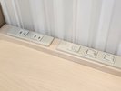デスクにはコンセント2口とLANケーブル差込口が付いています。