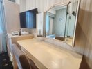 【洋室のみ】三面鏡付きデスクはお仕事にも身支度にも便利です。