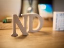 【フロント・ロビー】ホテルのシンボル「ND」がお客様をお出迎え