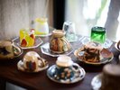 【フロント・ロビー】やちむんや琉球グラスでコーヒーをどうぞ