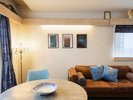 【デラックスツイン とぅーの部屋/45u/禁煙】くつろぎのソファとアートが彩る上質リビング