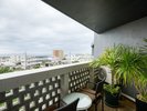 【デラックスツイン とぅーの部屋/45u/禁煙】バルコニーから街並みを一望できる開放的な空間
