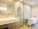 【トリプルルーム てぃーちの部屋/45u/禁煙】ガラス張りの開放的なバスルームで癒やしの時間を