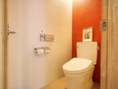 【トリプルルーム てぃーちの部屋/45u/禁煙】アクセントカラーが映るおしゃれなトイレ空間