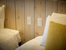 【トリプルルーム てぃーちの部屋/45u/禁煙】ベッド横にはコンセントも完備