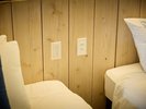 【トリプルルーム いちちの部屋/45u/禁煙】ベッド横には便利なコンセント