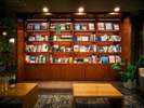 旅を拡げるブックラウンジ:発見や出会いなど、新たな扉が開く本を並べております。