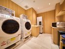 別邸ロビー/ロビーにはドラム式洗濯機&乾燥機が2台に、製氷機、電子レンジをご用意しております。
