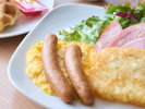 洋食セット:ソーセージ、ハッシュドポテト、スクランブルエッグ、サラダ、スープ、パン、ヨーグルトなど