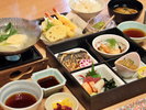 夕食/京雅膳(一例)/京都の夜を彩る湯葉・湯豆腐のほか、お造りや天ぷら、焼き魚などちょうど良い内容