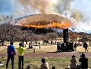 大室山の山焼きは、毎年2月第2日曜日。麓から山頂まで炎が駆け上がります!