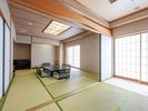 【二間続きの和室】広く開放感がある間取りで、公園側の景色をご覧いただけます。