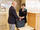 ベルデスクにて、チェックイン前やチェックイン後にも荷物のお預かりを承っております。