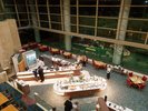 水のせせらぎが心癒す、2階吹き抜けの開放感あるレストラン「カーメル」