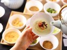 香ばしいだしや豊富な具材を自由に組み合わせて、自分だけの一杯を作れます。