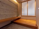 和洋室(2階)ー玄関(大谷石)