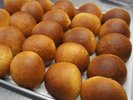 国産小麦粉・キビ砂糖・自然塩・100%北海道バターなどでつくる無添加の自家製焼きたてパン