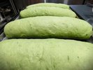 焼き上げ前の自家製よもぎパン