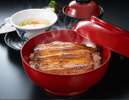 【東京 竹葉亭】小ぶりの鰻を筏のように二匹並べてふっくら焼き上げた「筏蒲焼」など、一品料理も格別。
