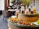 【ロイヤルクラブ】アフタヌーンティータイムにはケーキやスコーン、キッシュなどの軽食を。